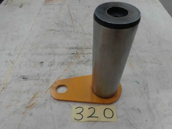 Палец D=90 мм, L=285/295 (ковша нижний) CLG 888