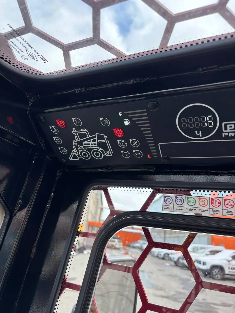 На склад поступили новые универсальные мини-погрузчики российского производства, модель ПМ-1000 