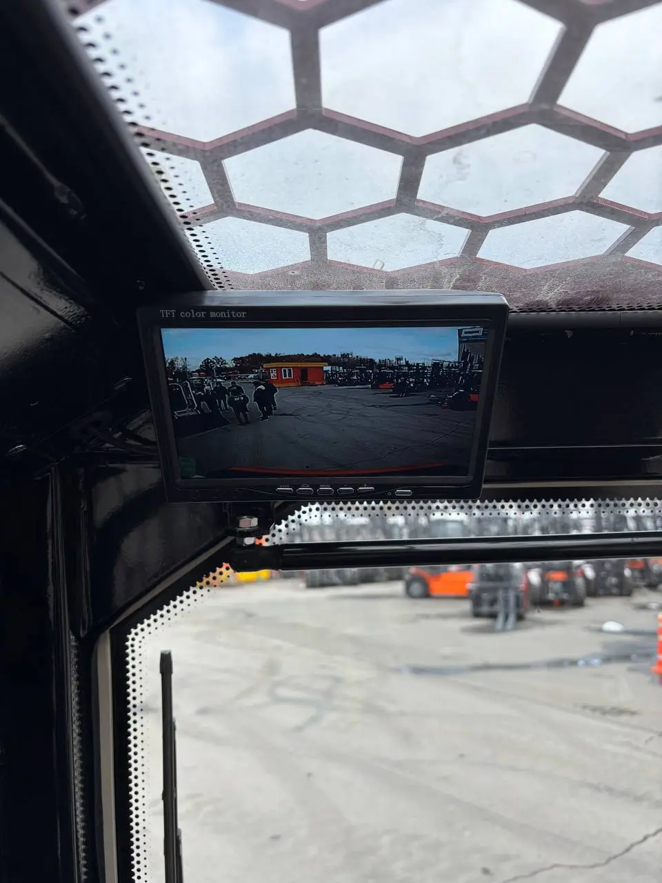 На склад поступили новые универсальные мини-погрузчики российского производства, модель ПМ-1000 