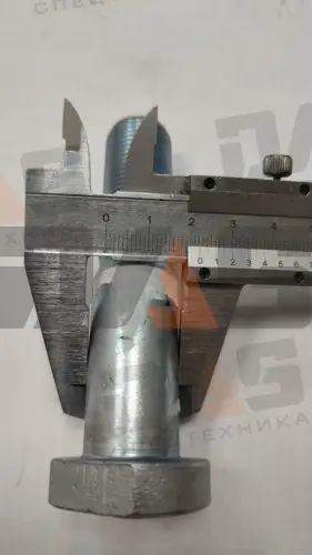 Шпилька крепления колеса с гайкой
