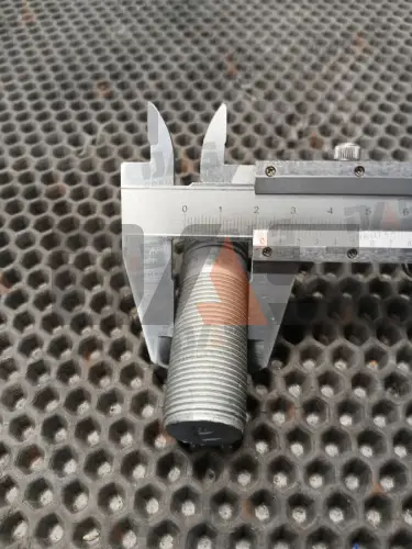 Шпилька крепления колеса с гайкой Carraro