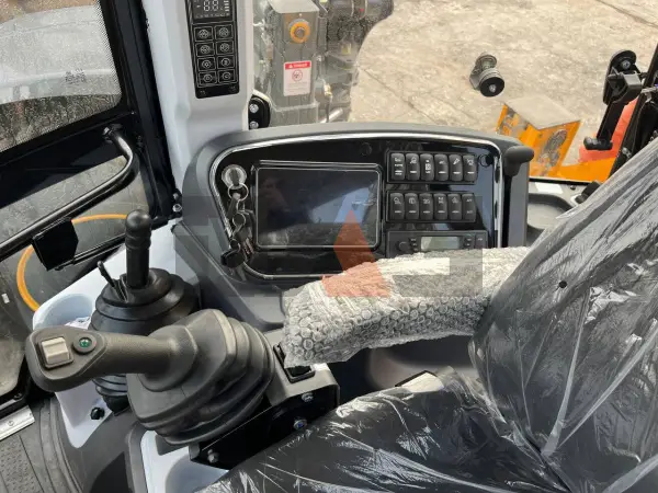 Экскаватор-погрузчик LONKING 84C купить в Горно-Алтайске